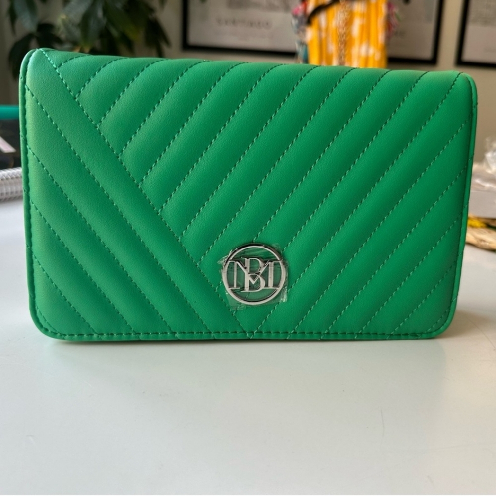 Badgley Mischka Collection NWT Large Quilted Crossbody Bag in Vibrant Green